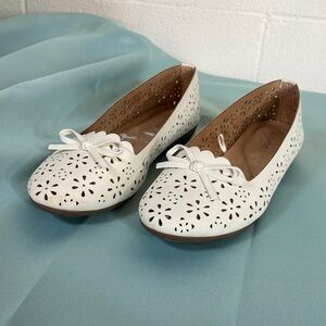 White mountain Filigree Flats White Size 8
